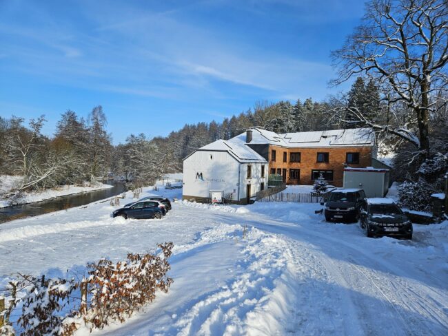 photo de la maison en hiver