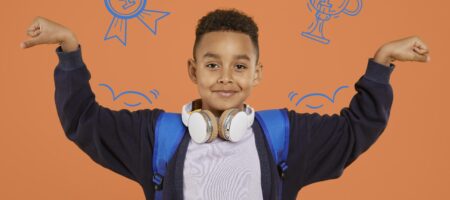 enfants qui montre ses muscles