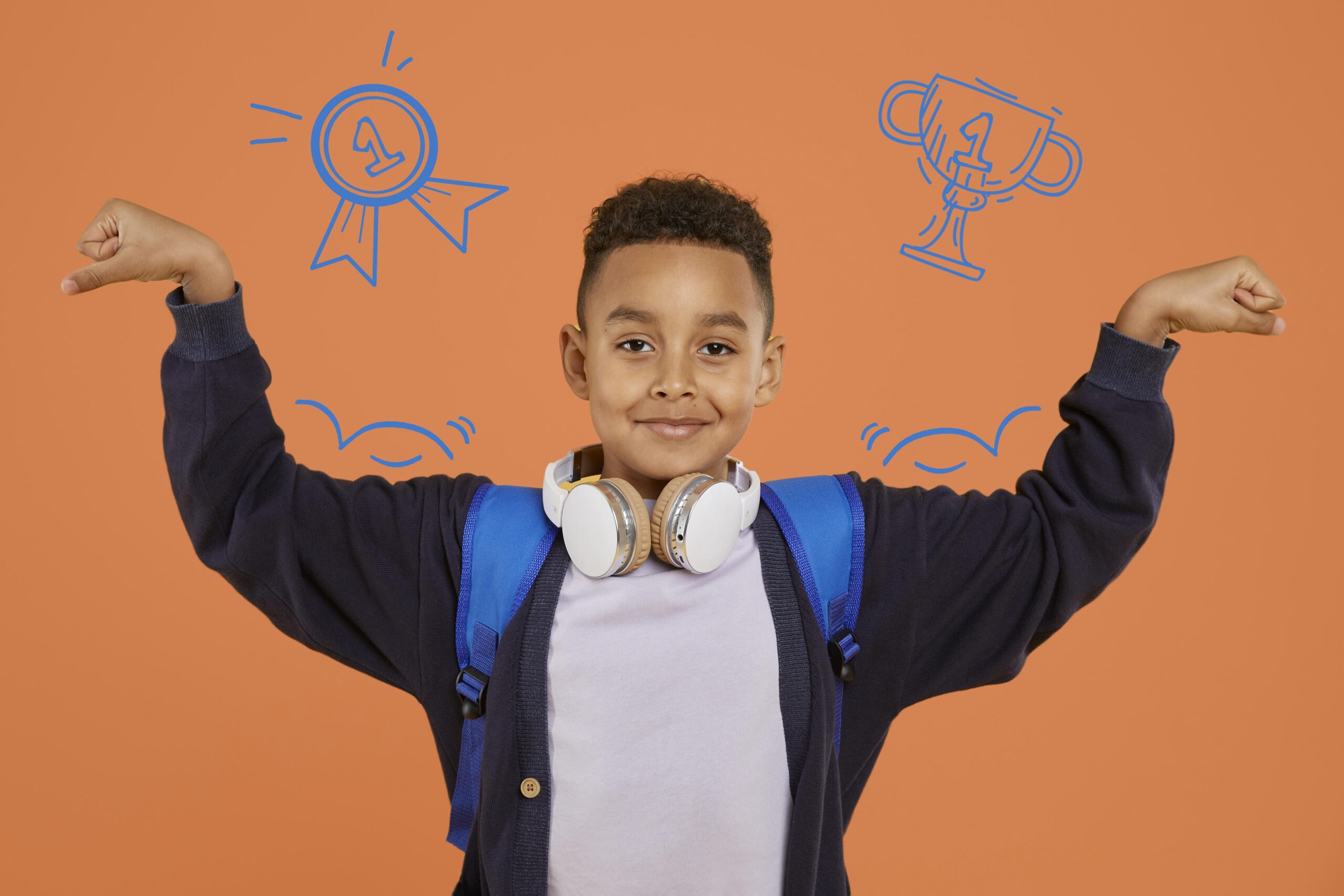 enfants qui montre ses muscles