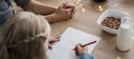 image d'un enfant qui fais un dessin
