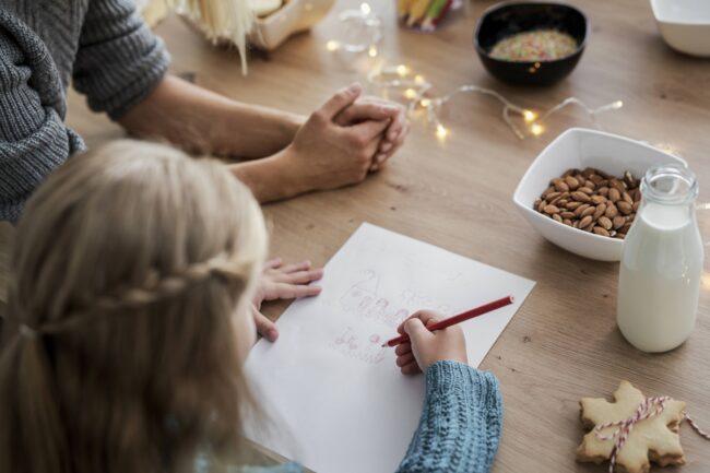 image d'un enfant qui fais un dessin